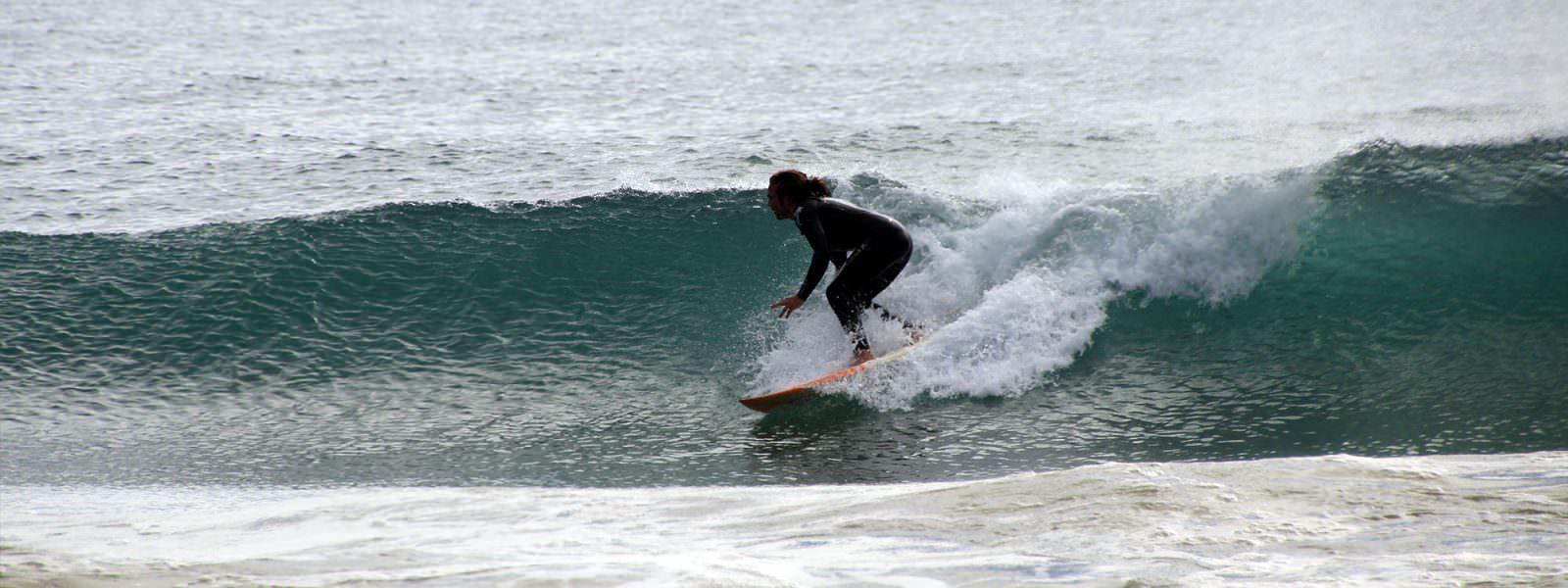 Surfen auf perfekten Wellen am Hot Water Beach